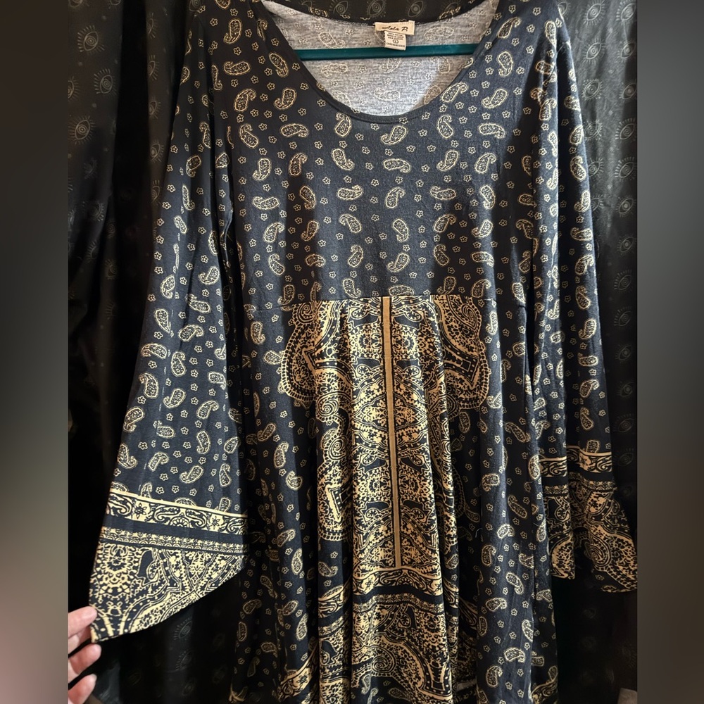 ✨ Boho Paisley Babydoll Dress – Bell Sleeves – Size L – Black & Gold